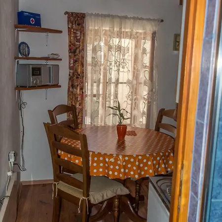 Flora Cres